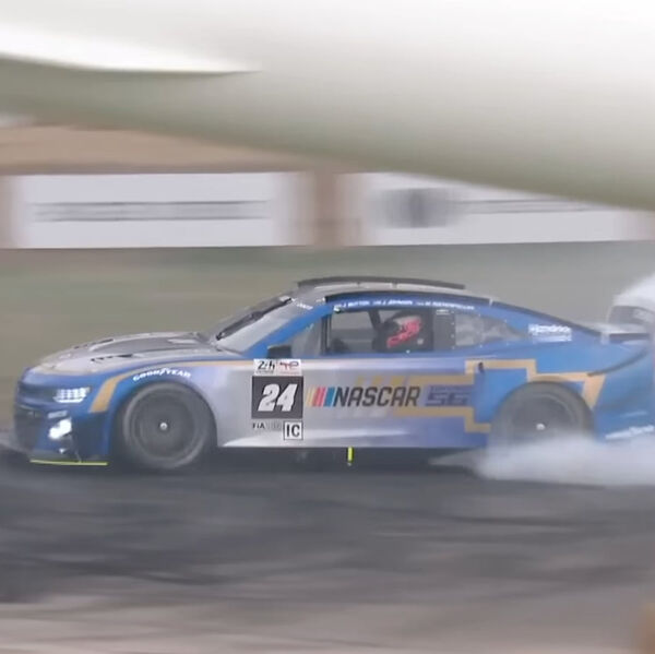 Burnout de 1,9 kilomètre en Nascar